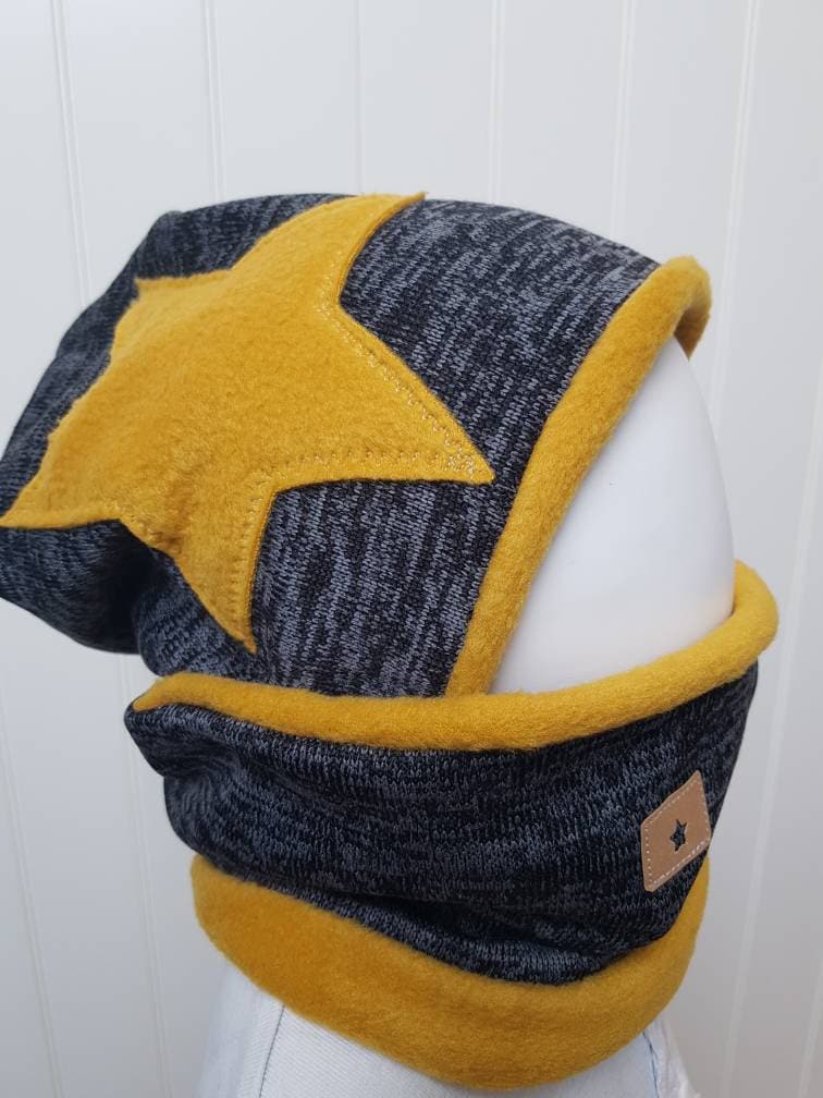 Winter'beanie Mütze + Loopschal Set Gr 40-57cm Jungsmütze Kindermütze Strickfleece Stern Grau Senf Getigerter-Löwe Wintermütze Winter'beanie Mütze + Loopschal Set Gr 40-57cm Jungsmütze Kindermütze Strickfleece Stern Grau Senf Getigerter-Löwe Wintermütze von GetigerterLoewe