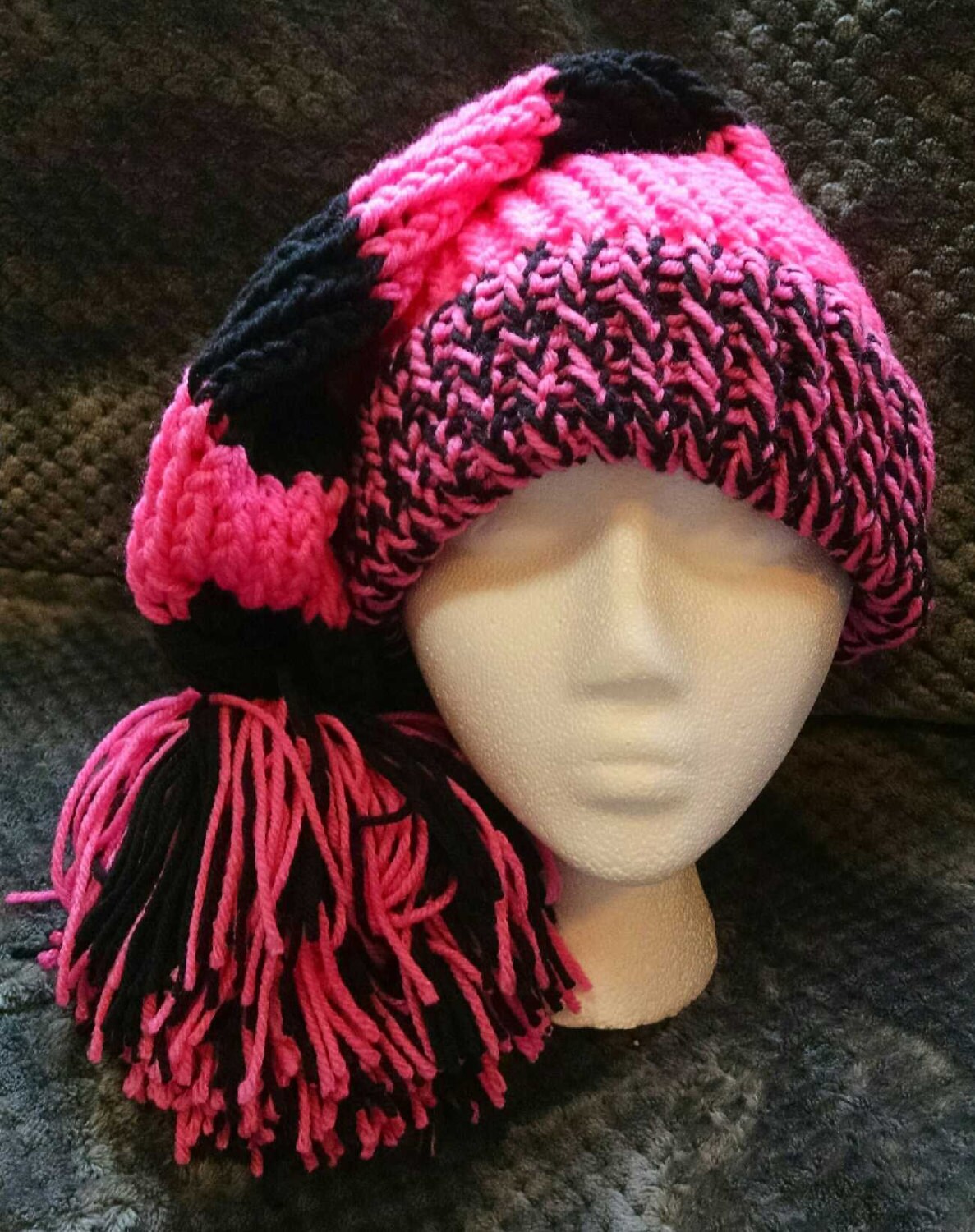 Erwachsenen Stocking Hut Team Farben Rosa Und Schwarzer Erwachsenen Stocking Hut Team Farben Rosa Und Schwarzer von Getnoticedknits