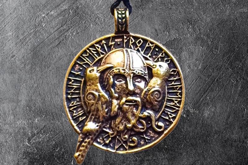 Odin Anhänger Bronze Mit Runenkranz, Hugin & Munin - Wikinger Amulett Trinkhörnern von GewandDealerey