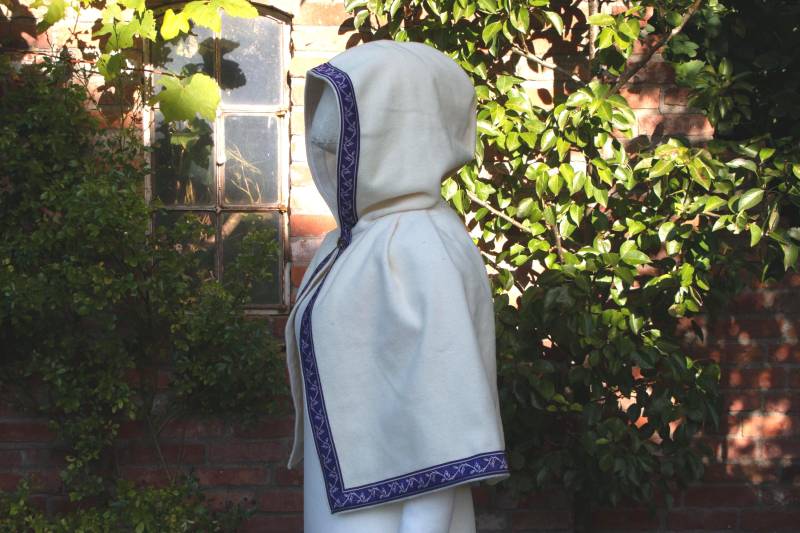 Kurzer Kapuzenumhang Aus Cremefarbener Wolle Mit Lila Borte, Romantasy Winter Hochzeit von Gewandfantasien