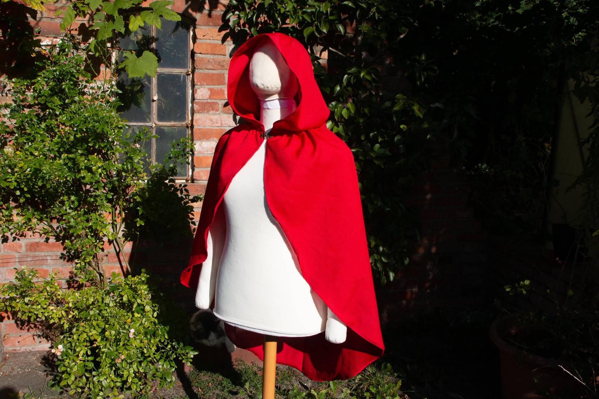 Leichter Rotkäppchem-Umhang in Rot, Halloween-Kostüm Kurzumhang von Gewandfantasien