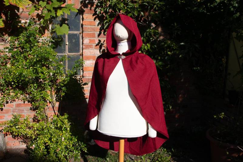 Rotkäppchem-Umhang in Dunkelrot, Halloween-Kostüm Kurzumhang von Gewandfantasien