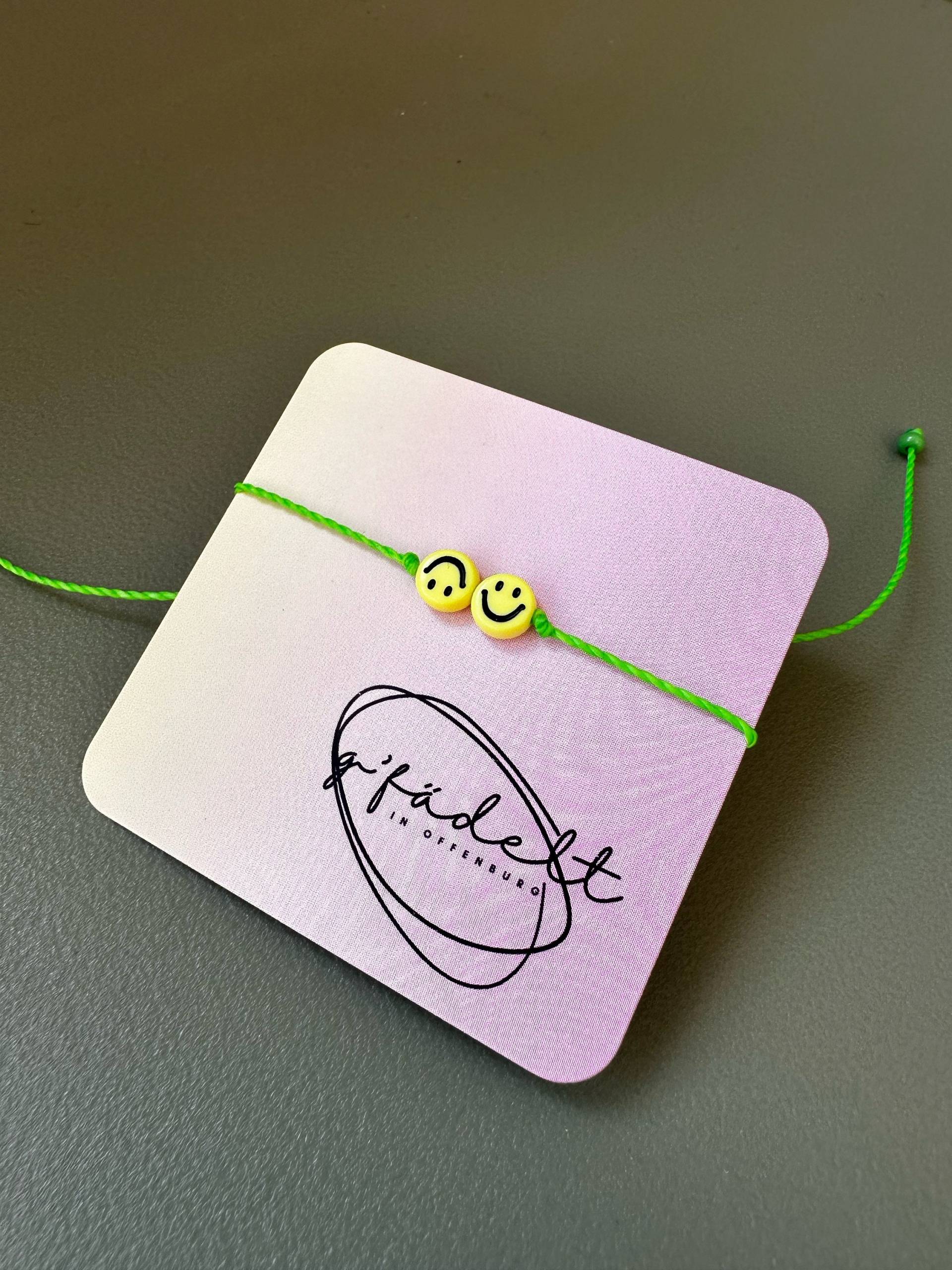 Smiley Armband Mit Makramee-Verschluss Smiley Armband Mit Makramee-Verschluss von Gfaedelt