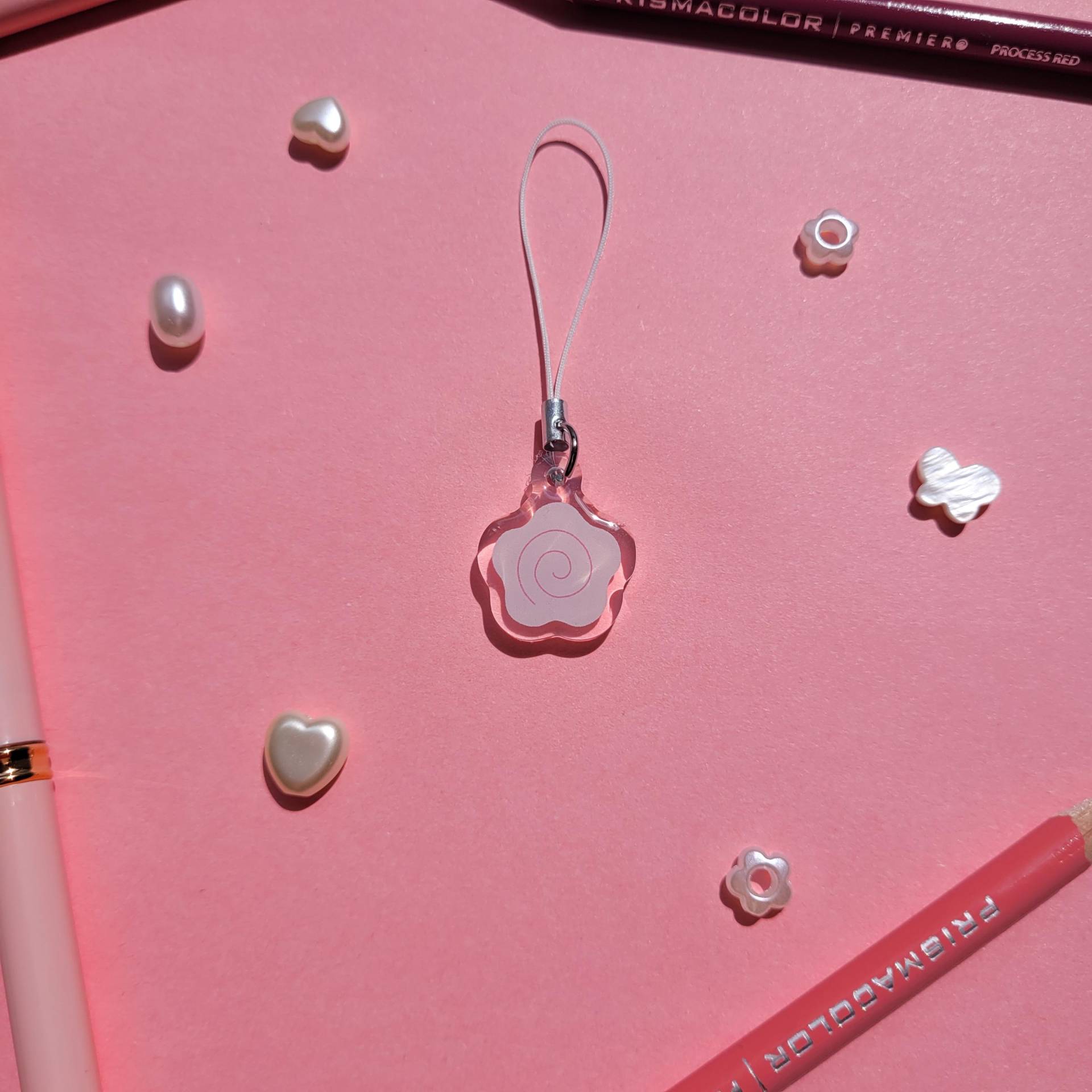 Handykette Mit Pinken Narutomaki Motiv, Süß. Acrylic Phone Charm von GhaliasStudio