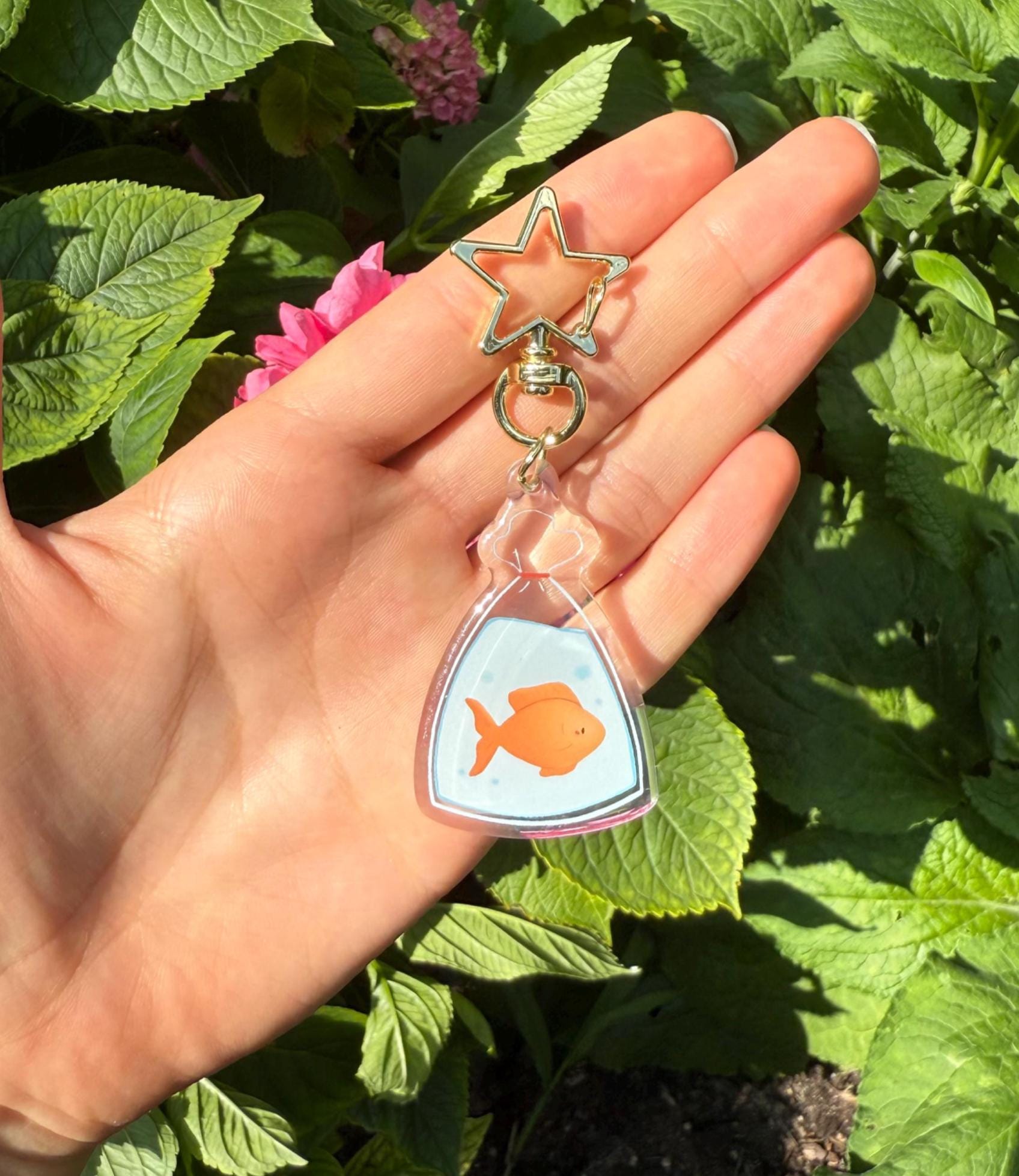 Schlüsselanhänger Mit Süßem Fisch in Einer Tüte Motiv, Blau Und Orange von GhaliasStudio