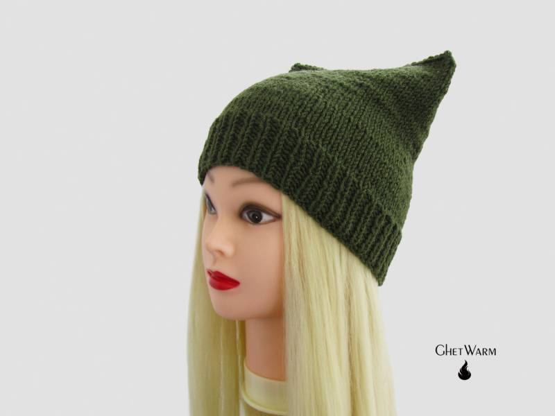 Grüne Handgemachte Gestrickte Frauenmütze Mit Katzenohr. Mit Liebe Handgearbeitete Wollmütze Katzenmütze. Gehäkelter Katzenhut. Katze Ohr Grüne Handgemachte Gestrickte Frauenmütze Mit Katzenohr. Mit Liebe Handgearbeitete Wollmütze Katzenmütze. Gehäkelter Katzenhut. Katze Ohr von GhetWarm