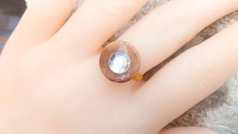 Perfektes Geschenk, Brauner Perlmutt-Knopf-Cabochonring Und Kristallfarbene Strasssteine, Verstellbare Halterung Aus Nickelfreiem, Vergoldetem Metall von Ghilou1000bijoux
