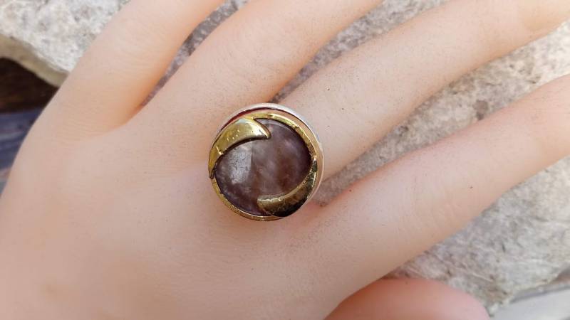 Perfektes Geschenk, Doppelt Verstellbarer Stützring Aus Silbernem Metall, Großer Knopf-Cabochon Altgold Und Perlmutt, Befestigt Auf Rotem Latex von Ghilou1000bijoux