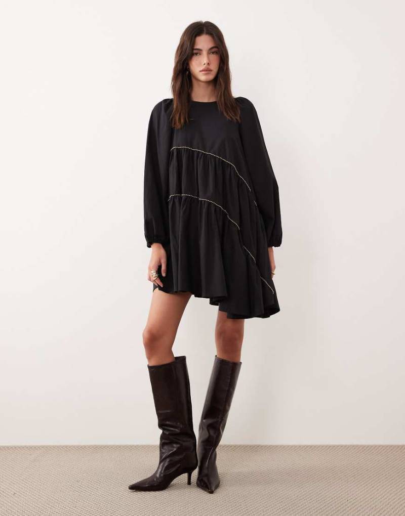 Ghospell - Angela - Minikleid aus Baumwollmix in Schwarz mit asymmetrischem Saum und Perlenbesatz von Ghospell