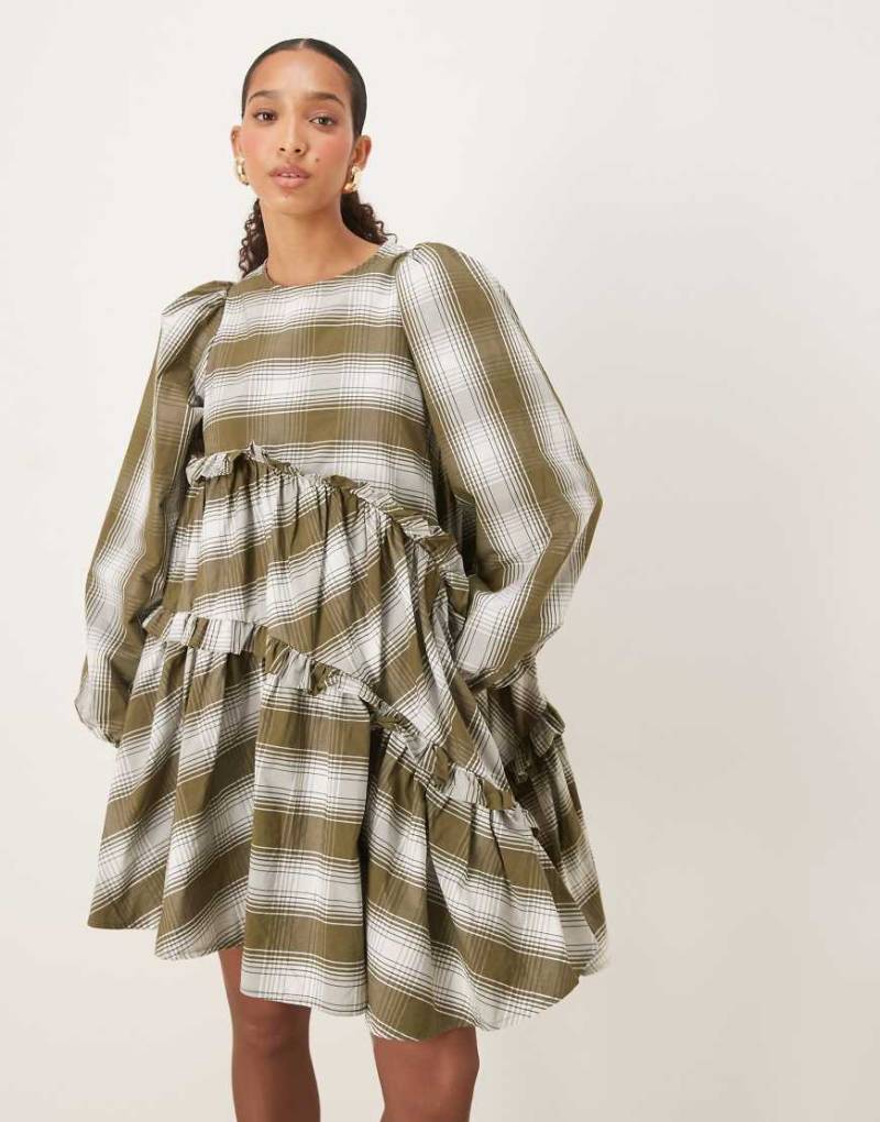 Ghospell - Asymmetrisches Minikleid in grün gestreift mit Rüschen von Ghospell