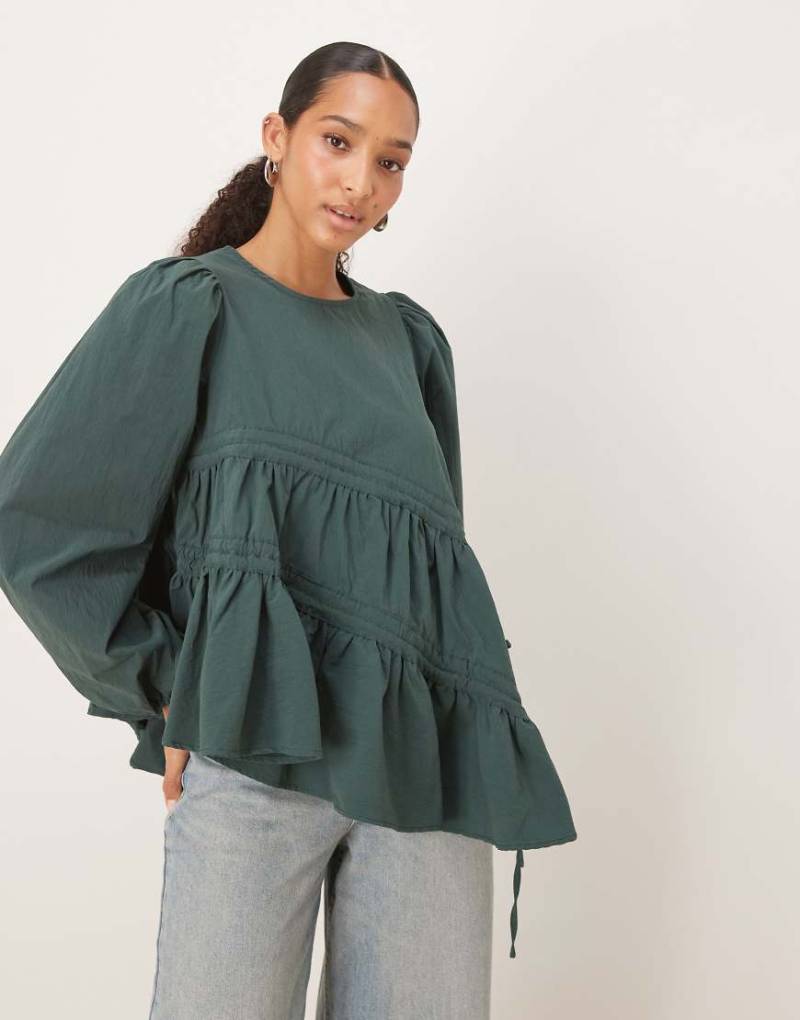 Ghospell - Asymmetrisches Oberteil in Tannengrün mit Tunnelzug-Details von Ghospell