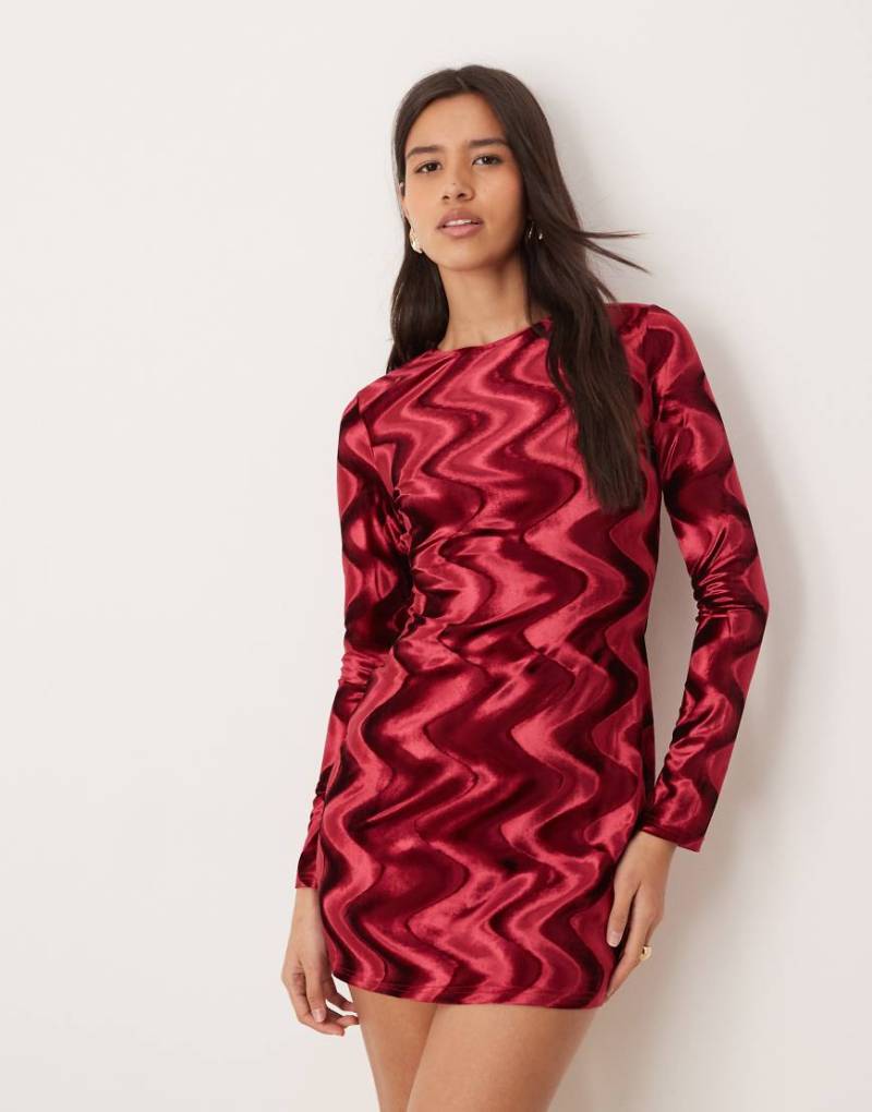 Ghospell - Cecily - Exklusives Minikleid aus Samt mit Chevrondesign in Burgunderrot von Ghospell