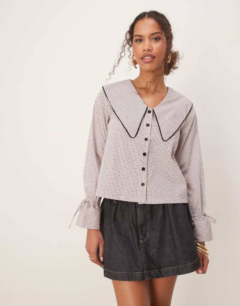 Ghospell - Dara - Hemd in Rosa gestreift mit Oversize-Kragen von Ghospell