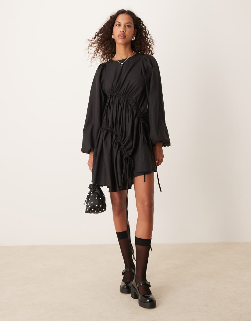 Ghospell - Gerafftes Oversize-Minikleid in Schwarz Ghospell - Gerafftes Oversize-Minikleid in Schwarz von Ghospell