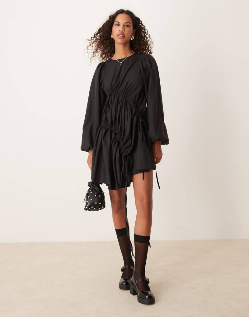 Ghospell - Gerafftes Oversize-Minikleid in Schwarz von Ghospell