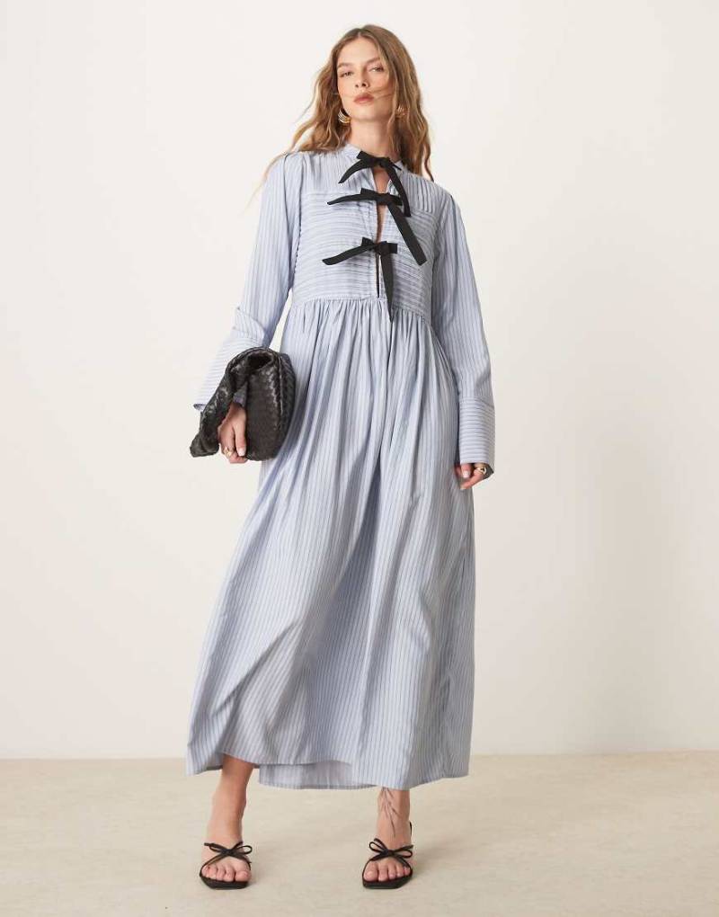 Ghospell - Gestreiftes Midikleid in Blau mit Schleifendetail von Ghospell