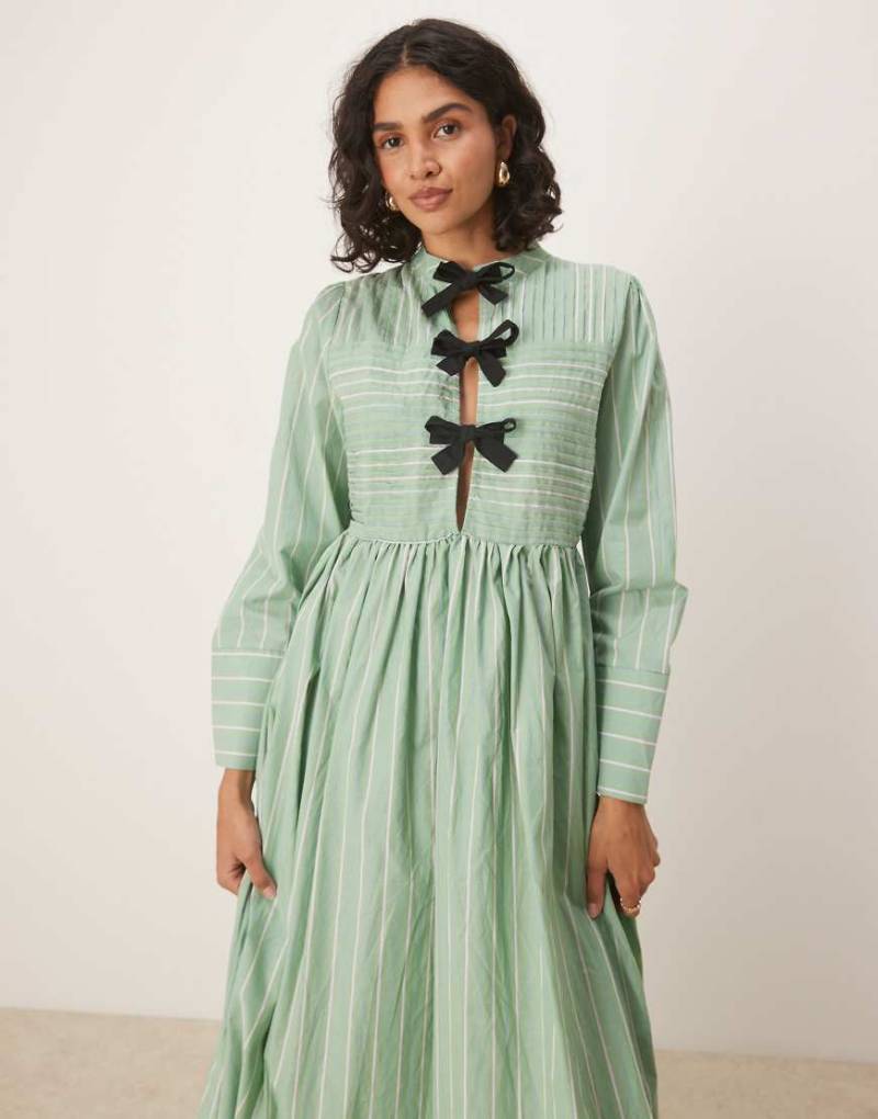 Ghospell - Gestreiftes Midikleid in Grün und Weiß mit Schleifendetail von Ghospell