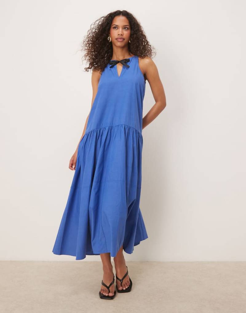 Ghospell - Gestuftes Midikleid in Blau mit Kontrastschleife von Ghospell