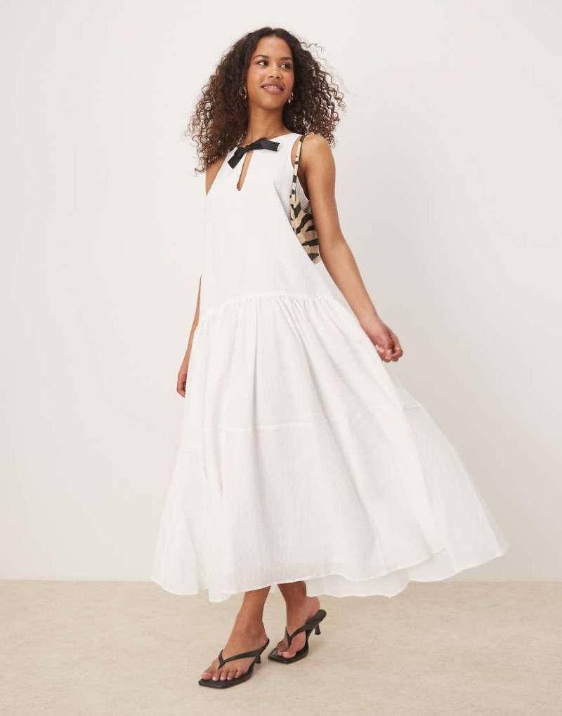 Ghospell - Gestuftes Midikleid in Weiß mit Kontrastschleife von Ghospell