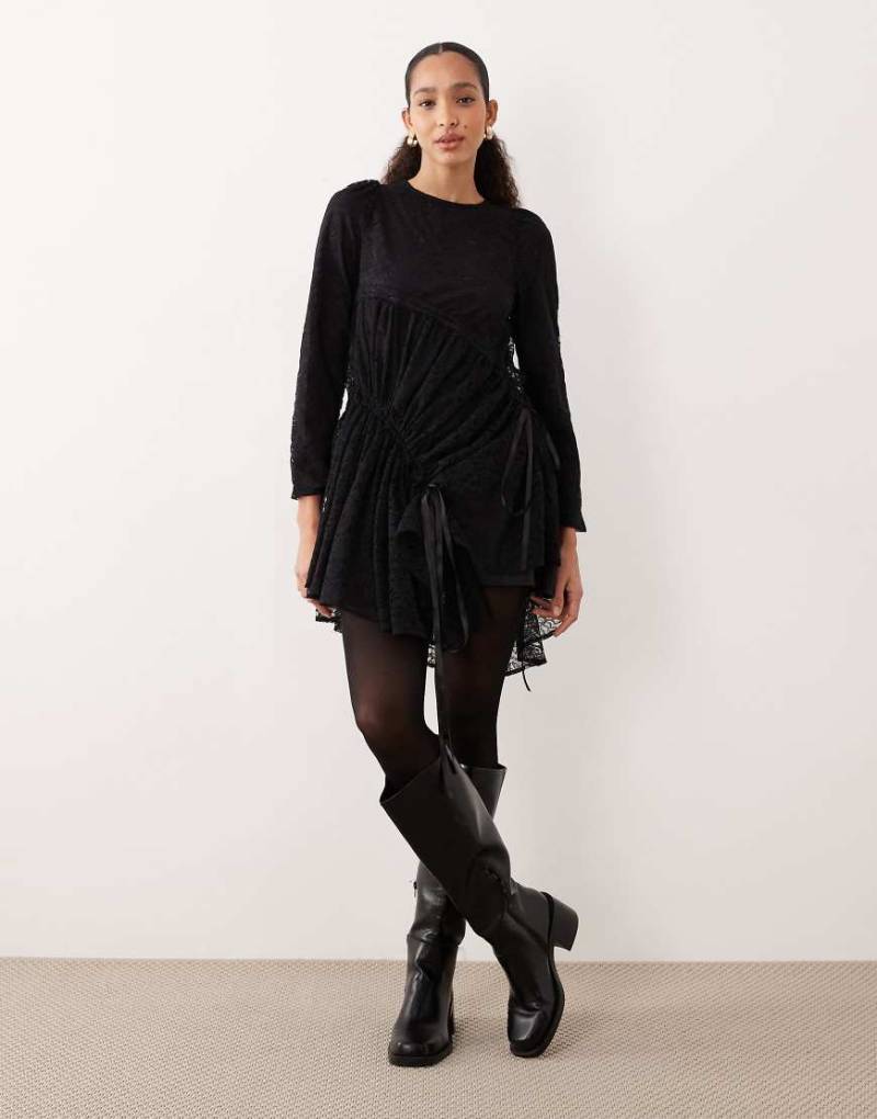 Ghospell - Hera - Minikleid aus Baumwollmix mit Spitze und gerafftem Bindedetail-Schwarz von Ghospell