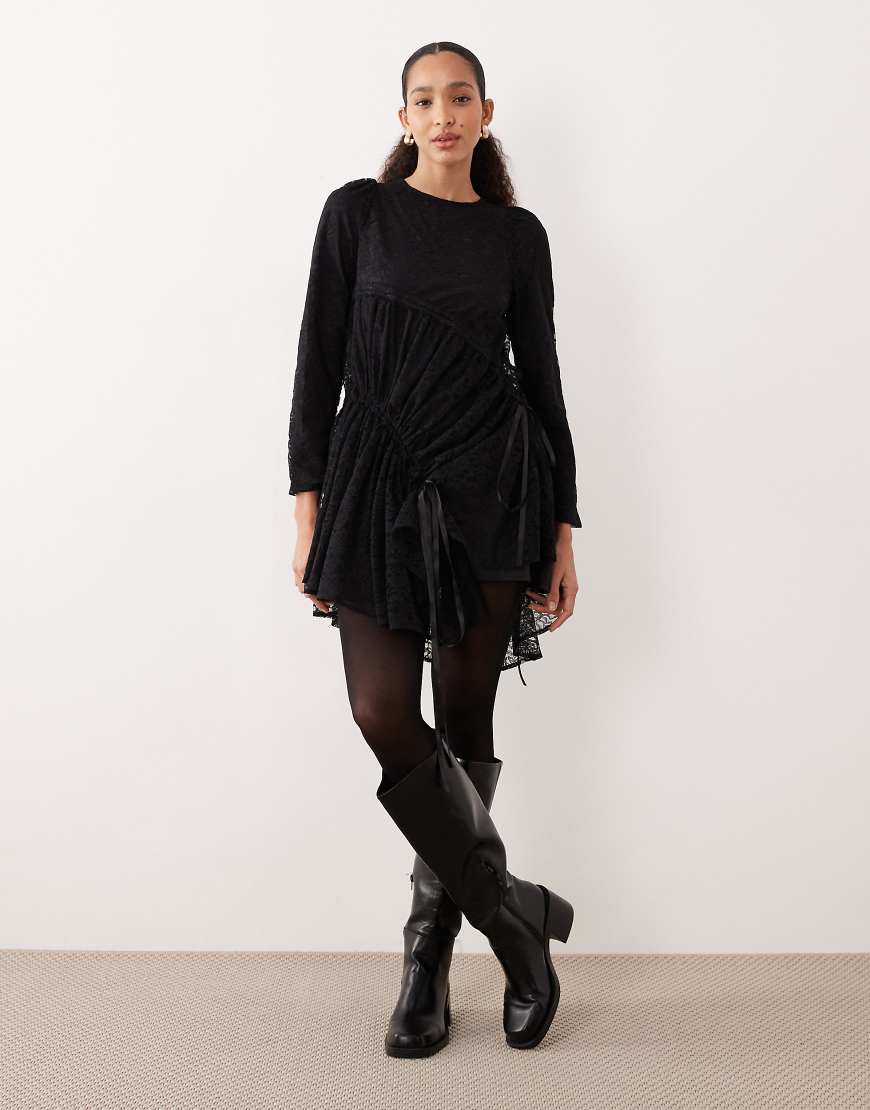 Ghospell - Hera - Minikleid aus Baumwollmix mit Spitze und gerafftem Bindedetail-Schwarz von Ghospell