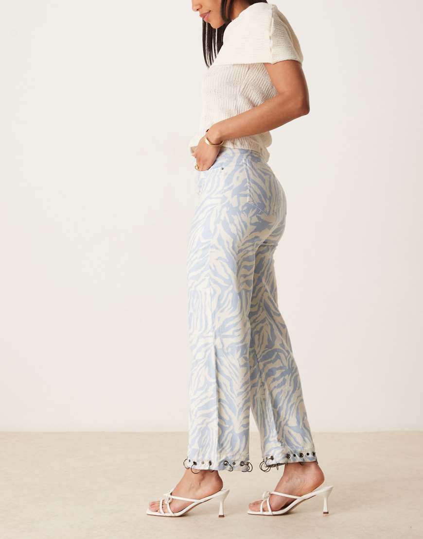 Ghospell - Hose in Blau mit Zebraprint und kontrastierender Verzierung von Ghospell