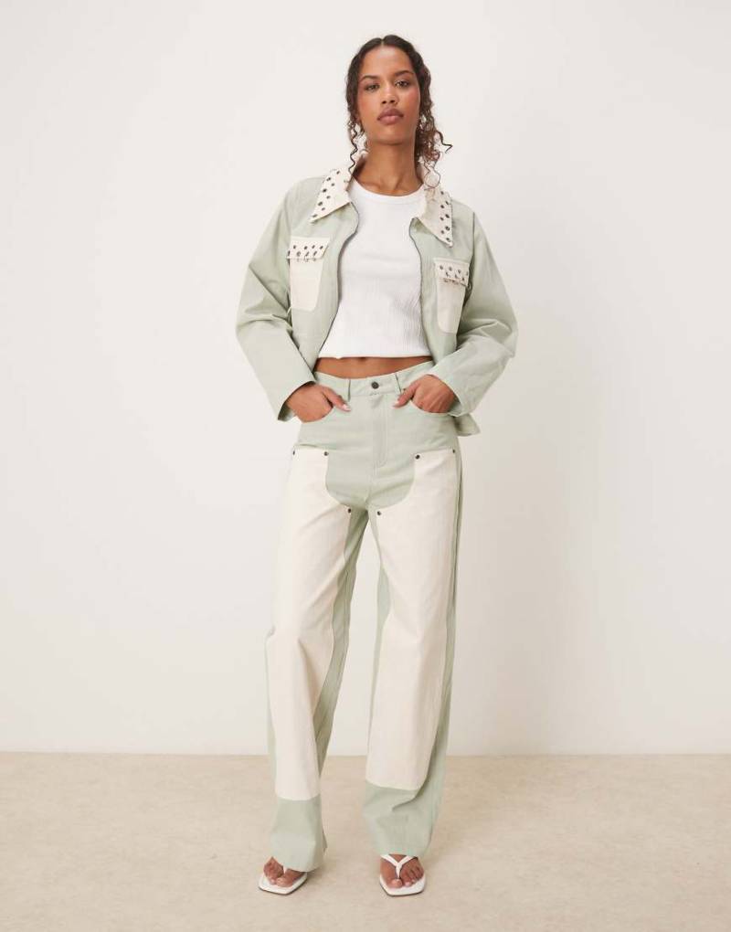 Ghospell - Jeans in Hellgrün mit Kontrastdesign von Ghospell