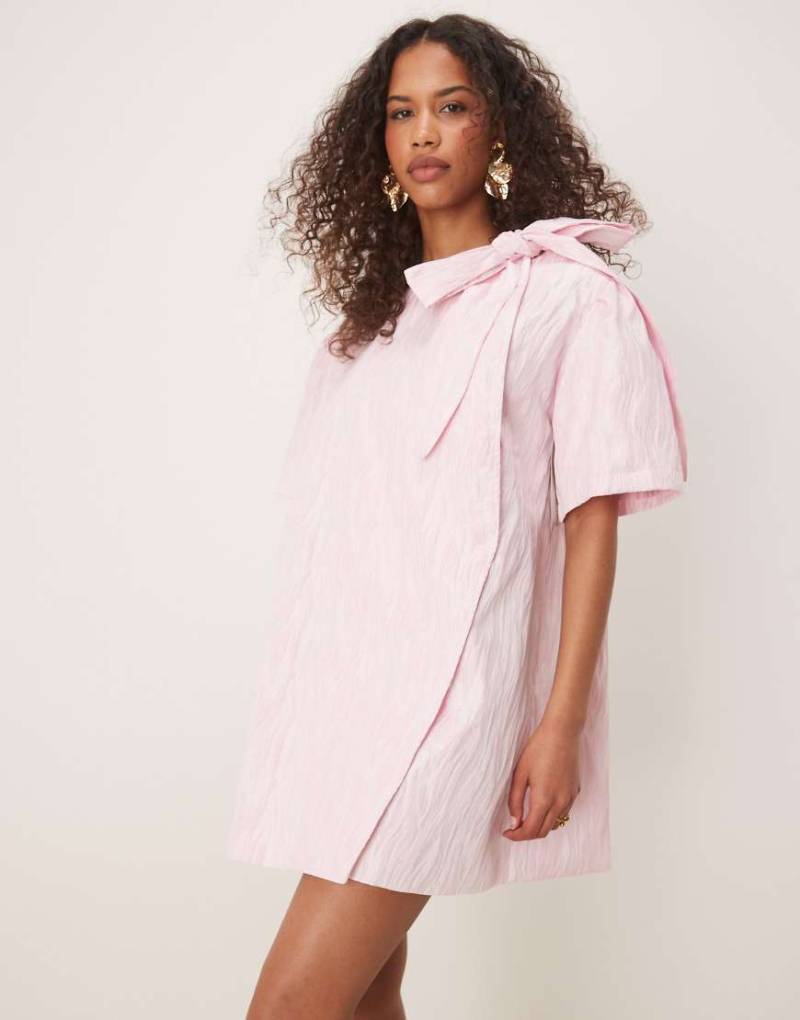 Ghospell - Kurzes Wickelkleid in Rosa mit Zebramuster und übergroßer Zierschleife von Ghospell