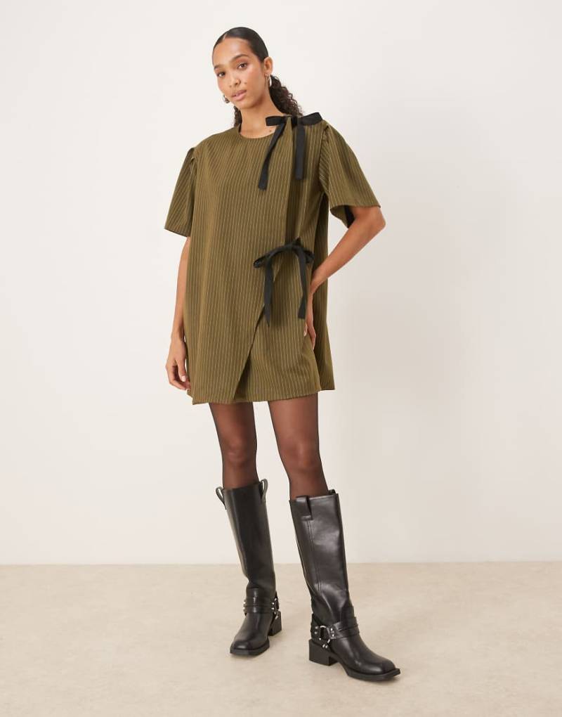 Ghospell - Leighton - Kurzes Wickelkleid in Grün mit Nadelstreifen von Ghospell