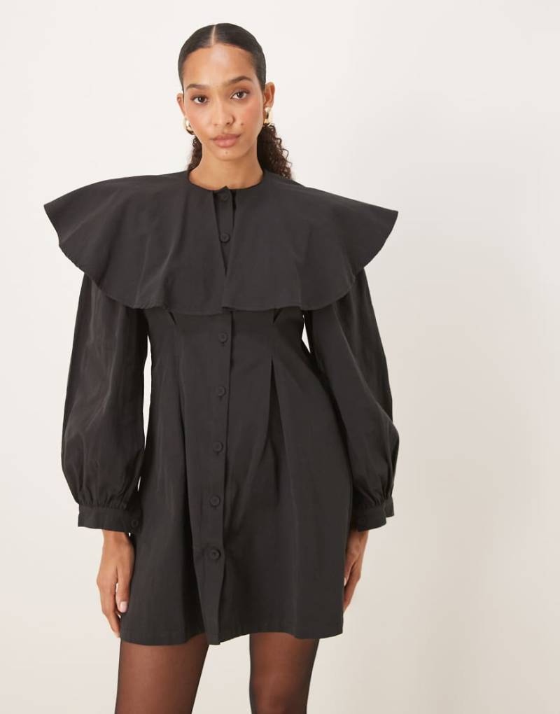 Ghospell - Mini-Hemdkleid in Schwarz mit Cape-Detail Ghospell - Mini-Hemdkleid in Schwarz mit Cape-Detail von Ghospell
