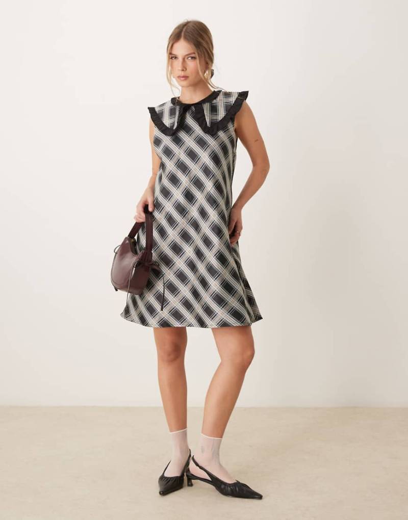 Ghospell - Minikleid in Schwarz und Weiß mit übergroßem Kragen von Ghospell