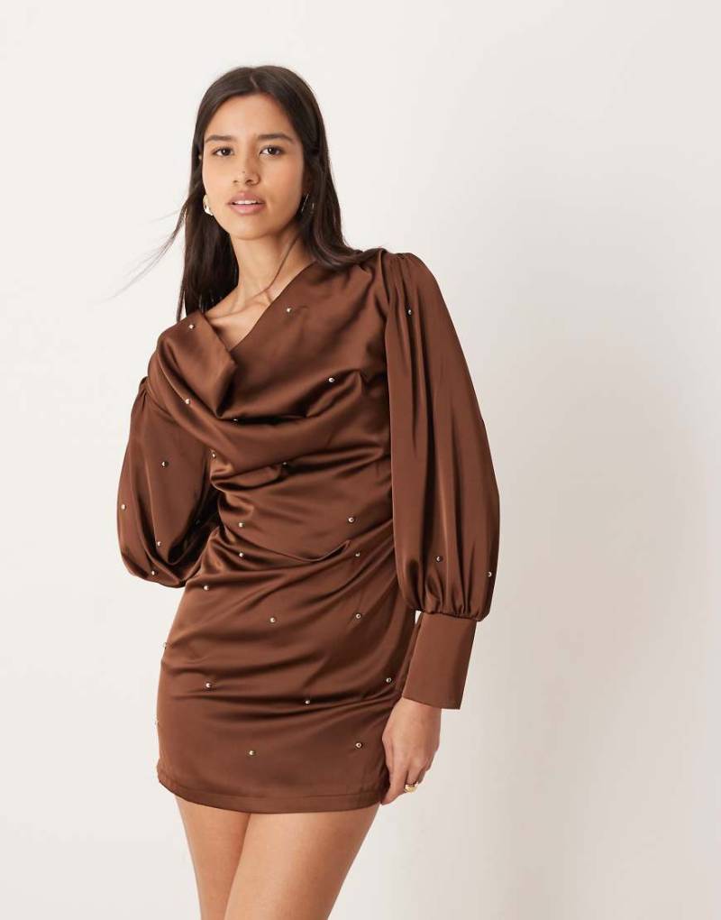 Ghospell - Octavia - Minikleid aus Satin in Braun mit Wasserfallausschnitt vorne und Ballonärmeln-Brown von Ghospell
