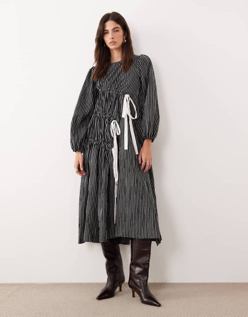 Ghospell - Prisha - Gerafftes Midikleid in gestreiftem Schwarz mit hohem Baumwollanteil und Schleifendetails von Ghospell