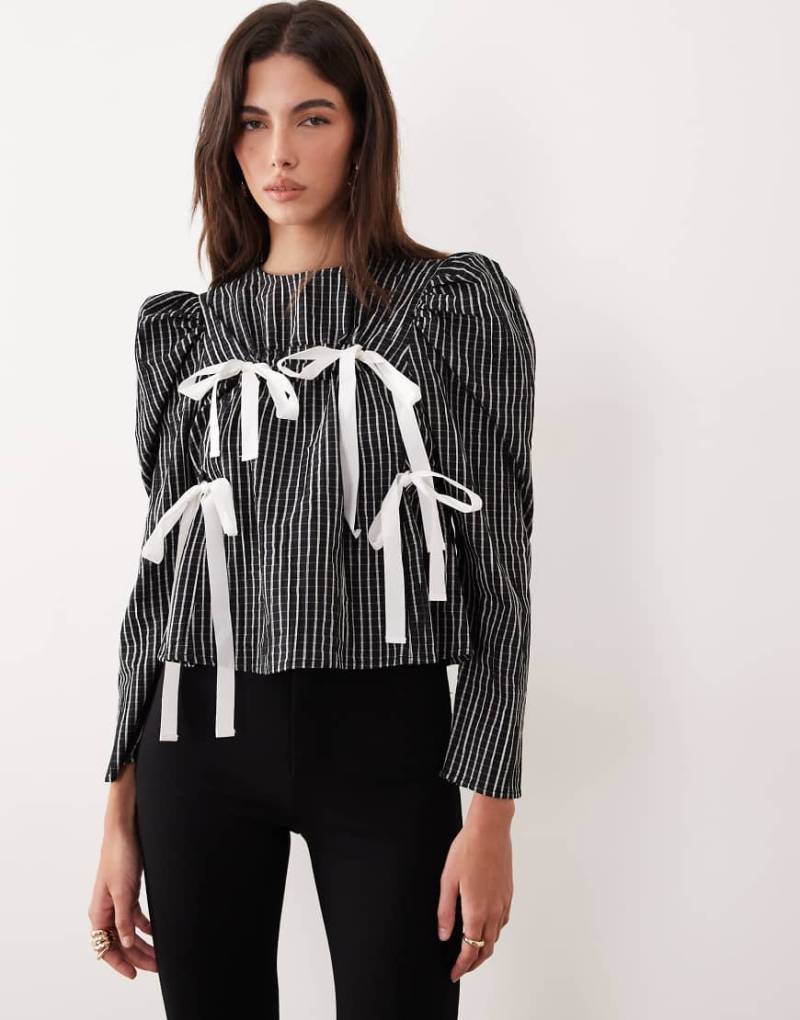 Ghospell - Prisha - Gerafftes Oberteil in kariertem Schwarz mit hohem Baumwollanteil und Schleifendetail von Ghospell