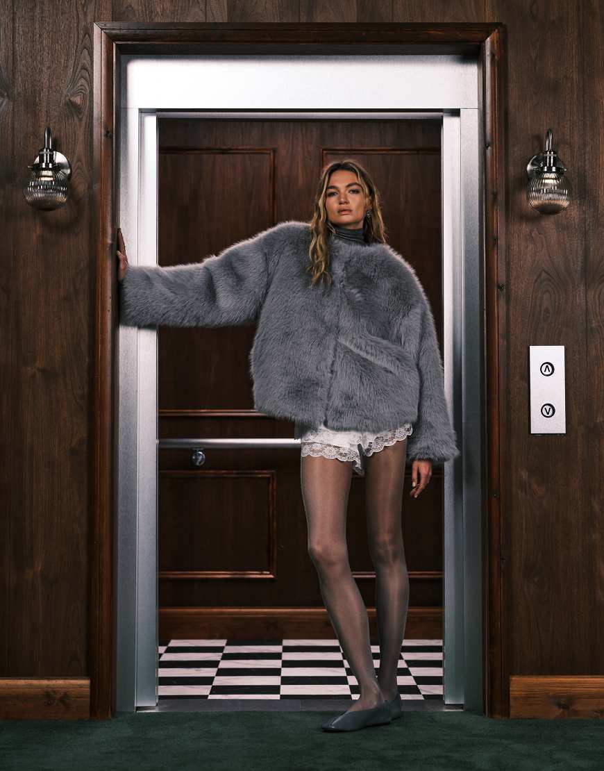 Ghospell - Rylee - Kragenlose Jacke aus Kunstpelz in Anthrazit-Grau von Ghospell