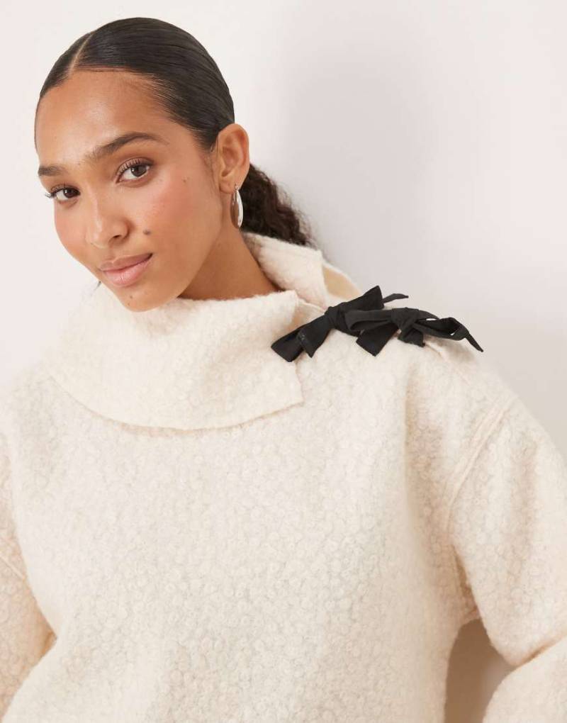 Ghospell - Strickpullover in Creme mit Bindedetail-Weiß von Ghospell