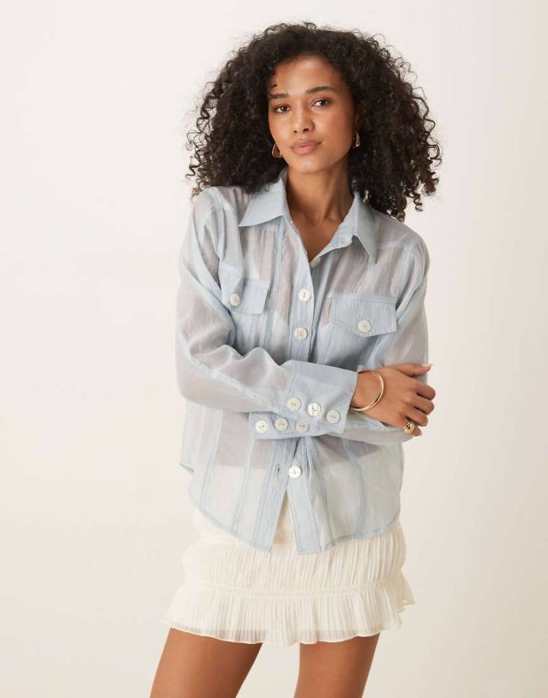 Ghospell - Transparente Organza-Bluse in Blau mit Taschen von Ghospell