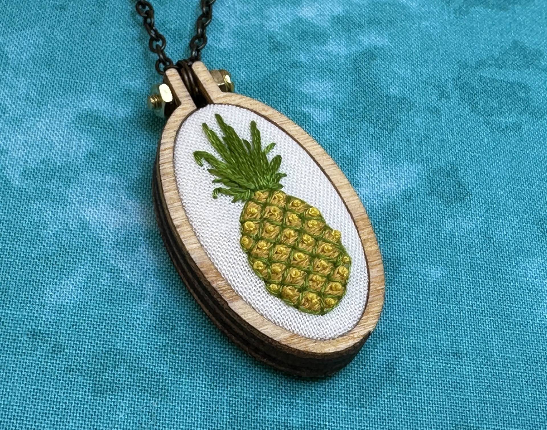 Ananas Bestickte Halskette von GhostBarn