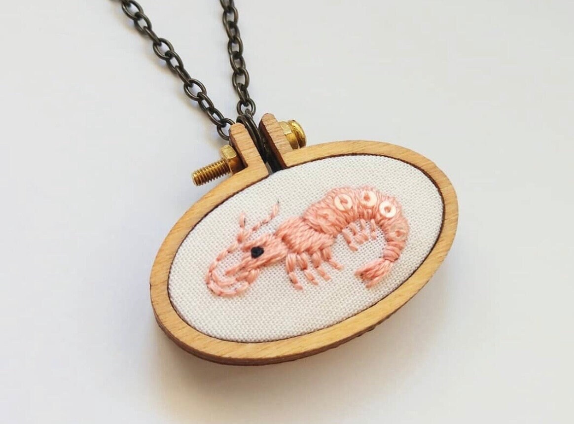 Rosa Garnelen-Halskette von GhostBarn