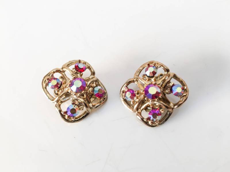 Mid Century Clip Auf Strass Ohrringe/Gold & Siam Ab Kristall 50Er Jahre 60Er Und Rot Kristalle von GhostRabbitsVintage