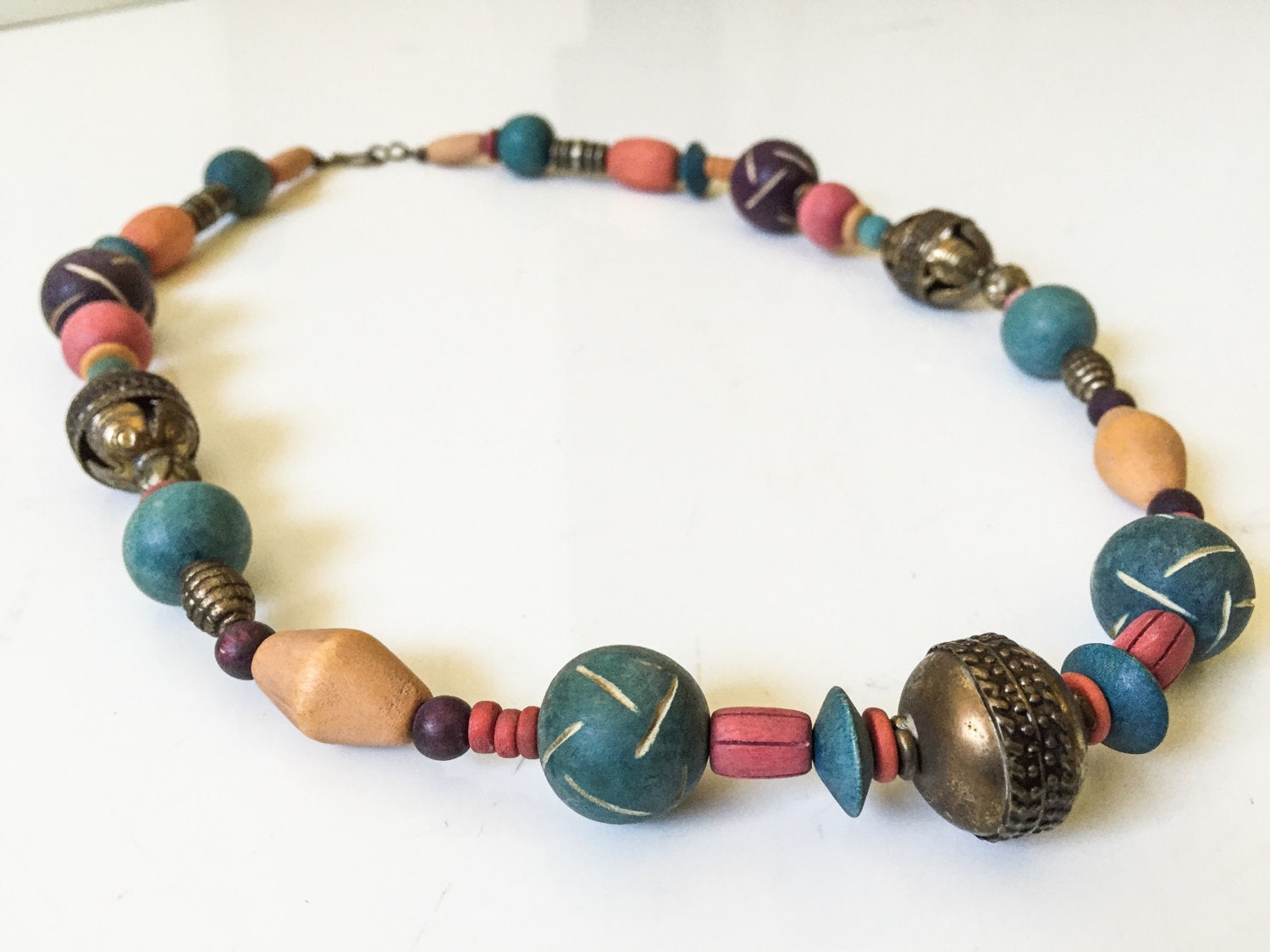 Vintage 70Er Jahre Holz Und Messing Halskette // Verblasste Juwelen Töne Boho Ethno von GhostRabbitsVintage