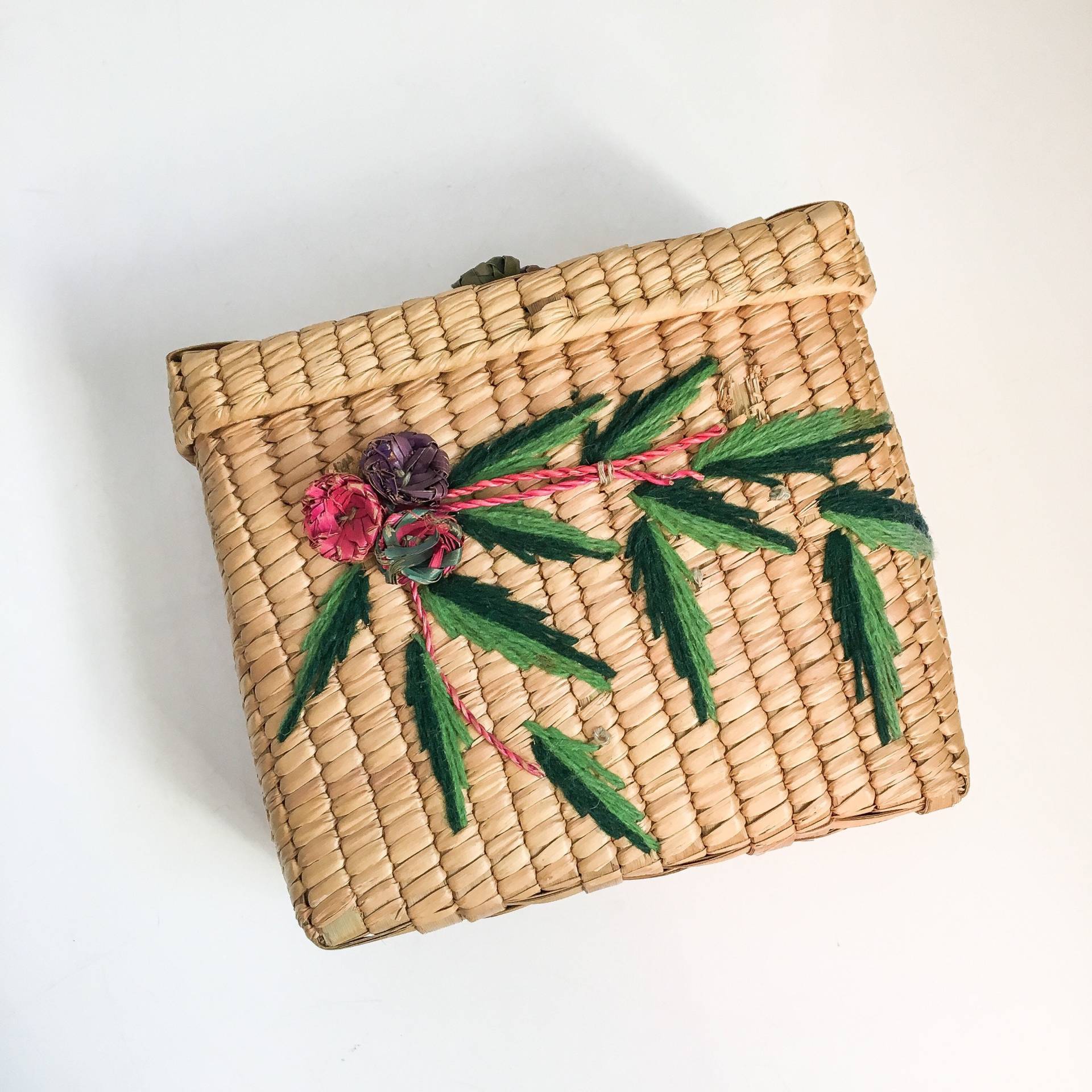Vintage Floral Stroh Box/Bestickte Blumen W Raffia & Garn Dekorative Band Arbeit Stickerei von GhostRabbitsVintage