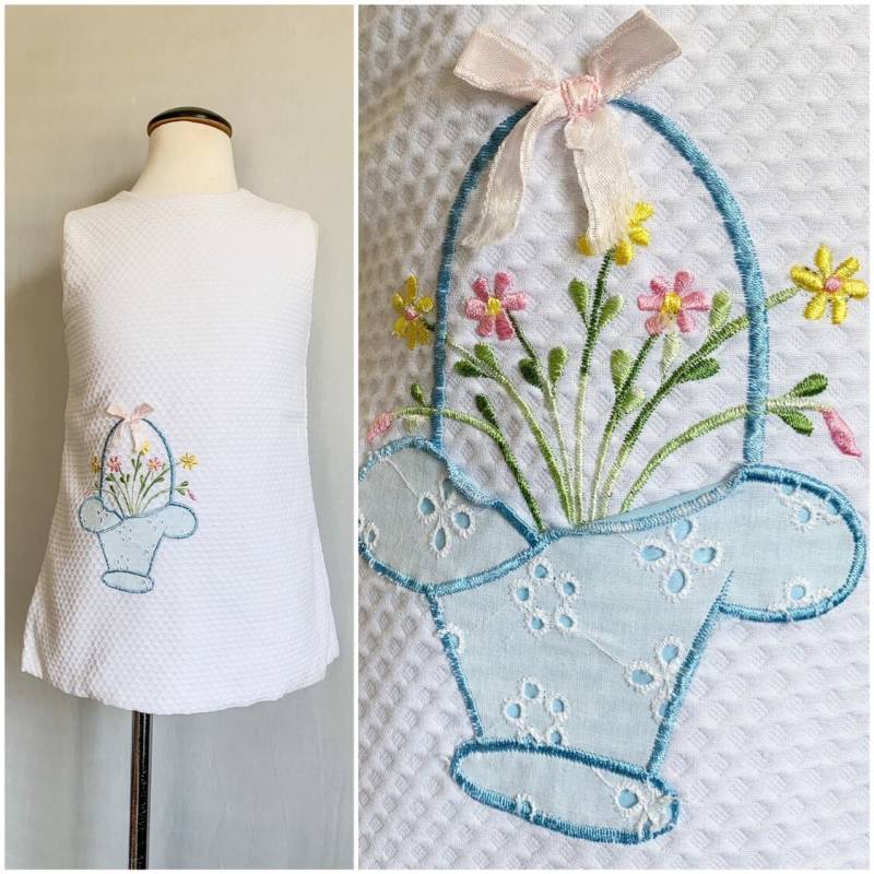 Vtg Kleine Mädchen Kleid/Weiß & Bestickt Applikation Blumenkorb 1950Er Jahre - 1960Er Baby Shift 50Er 60Er Größe 6 von GhostRabbitsVintage