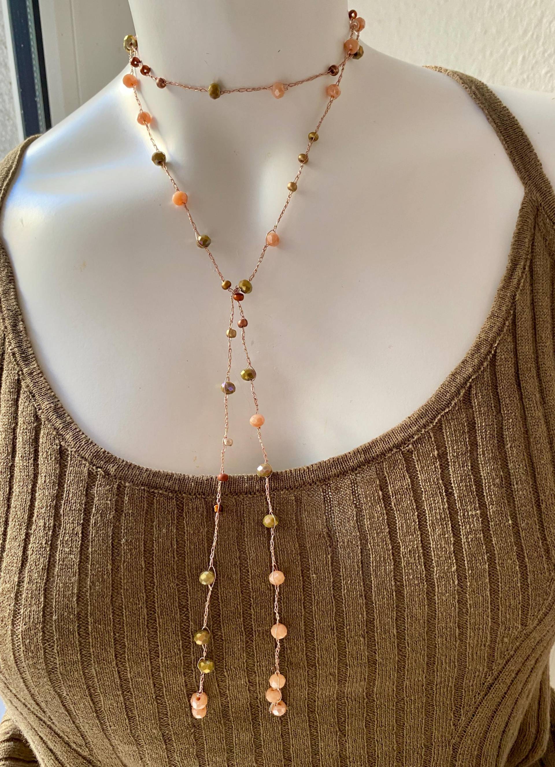 Handgefertigte Gehäkelte Kristallkette - Lange, Verstellbare Wickelkette Mit 6 Mm Cremefarbenen Und Salbeigrünen Perlen Handgefertigte Gehäkelte Kristallkette - Lange, Verstellbare Wickelkette Mit 6 Mm Cremefarbenen Und Salbeigrünen Perlen von Ghostedthings