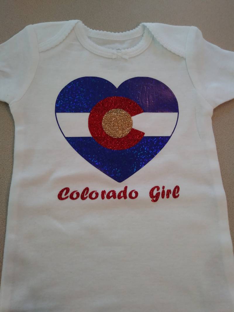Baby-Shirts-Colorado-Herz-Flagge-Liebe-Baby-Body Baby-Shirts-Colorado-Herz-Flagge-Liebe-Baby-Body von GiGisMinnColDesigns