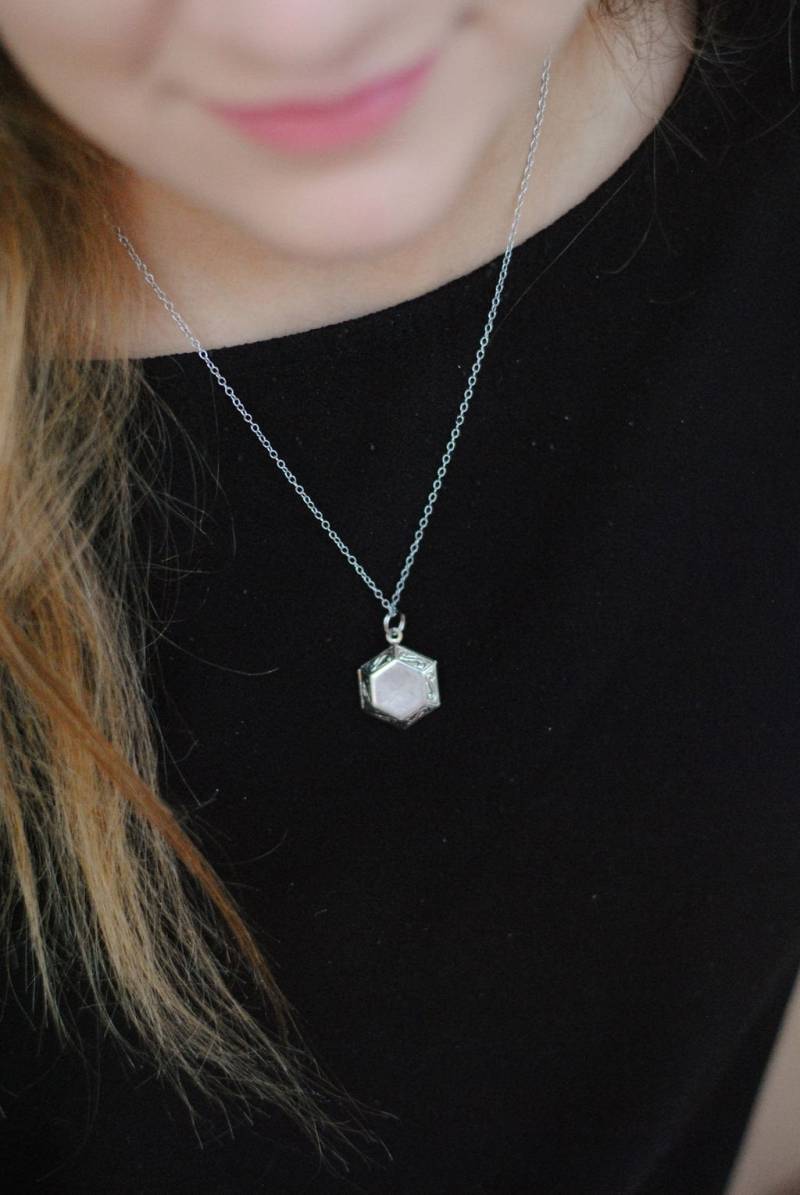 Antik Silber Locket - Halskette Blumen Mädchen Brautjungfern Fotomedaillon Kleines Geschenke Für Sie von GiGisPetals