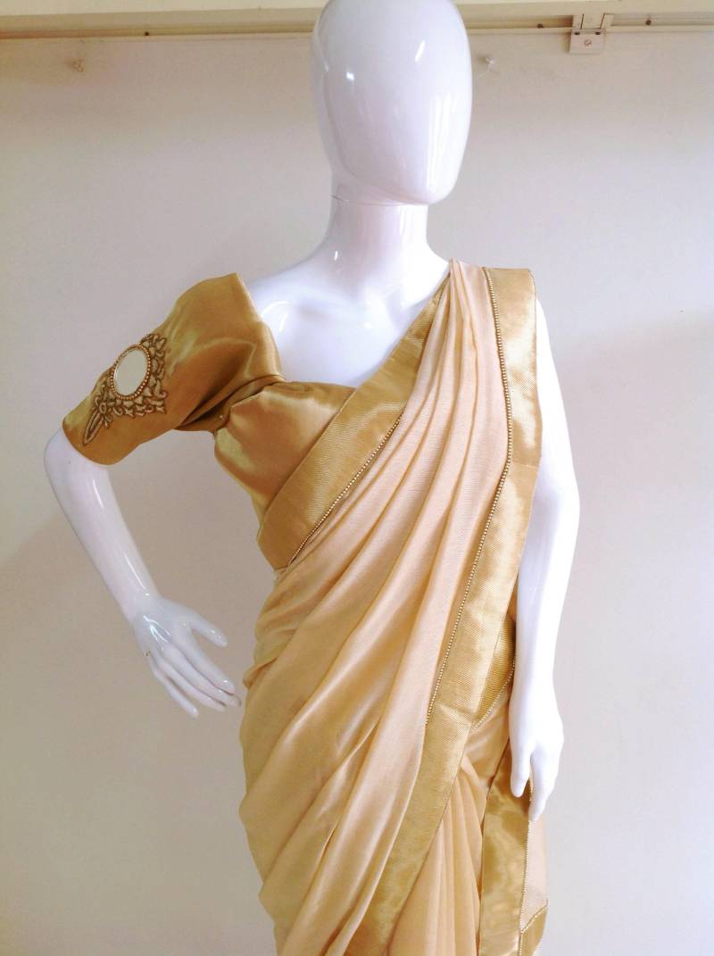 Beige Gold Semi Jute Saree Mit Handgefertigter Borte & Spiegelarbeit Bluse von GiaExquisiteIndian