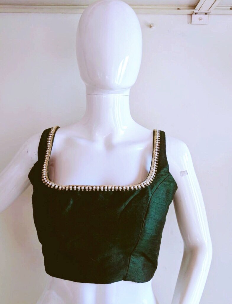 Benutzerdefinierte Grüne Reine Seidenbluse Mit Handbesticktem Ausschnitt von GiaExquisiteIndian