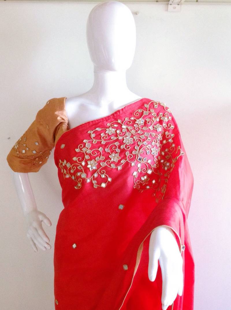 Chilli Red Semi Silk Saree Mit Spiegel & Perlenstickerei | Dunkelgold Rohseide Bluse von GiaExquisiteIndian