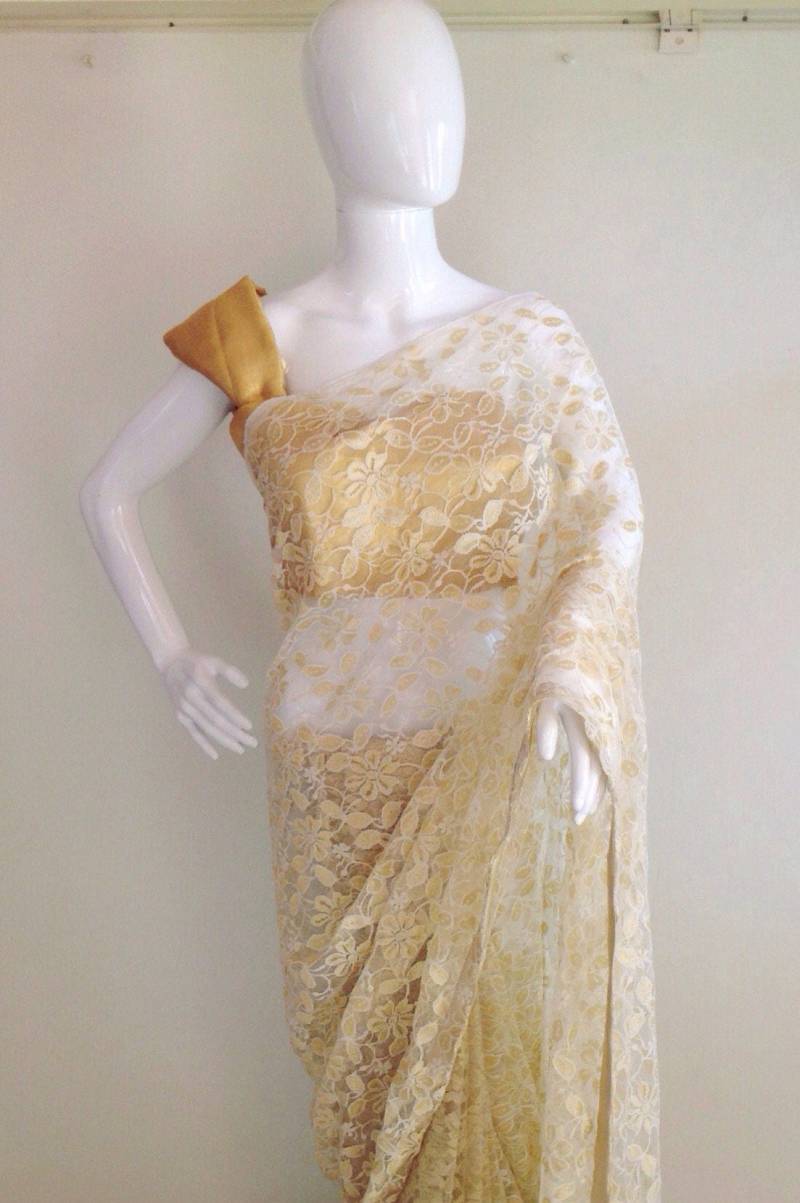 Eleganter Gold & Weißer Spitzen Saree Mit Bluse von GiaExquisiteIndian